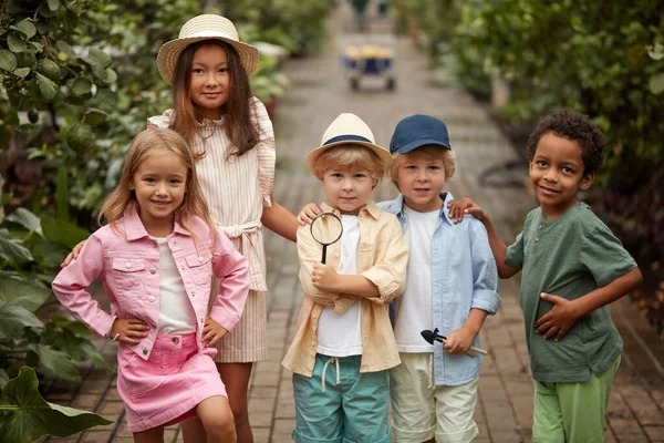 Retrato de grupo amistoso de niños en limonario o invernadero —  Fotos de Stock