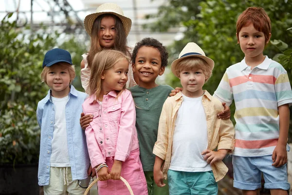 Porträt einer freundlichen Kindergruppe im Zitronarium oder Gewächshaus — Stockfoto