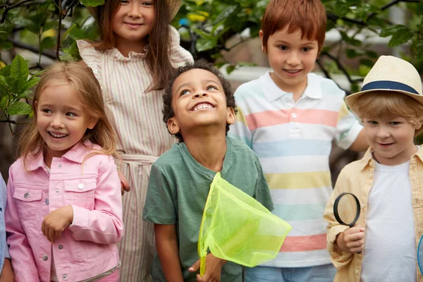 Grupo de niños diversos interesados en la naturaleza — Foto de Stock