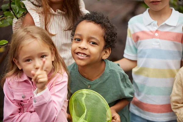 Gruppe von verschiedenen Kindern., Kinder, die Spaß im Garten — Stockfoto