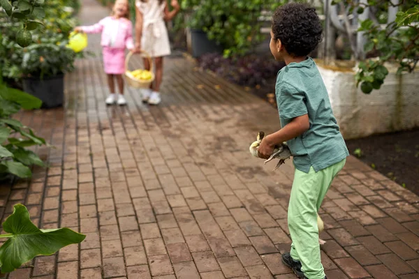 Sepet dolusu limonu olan iki farklı kız çocuğu. — Stok fotoğraf