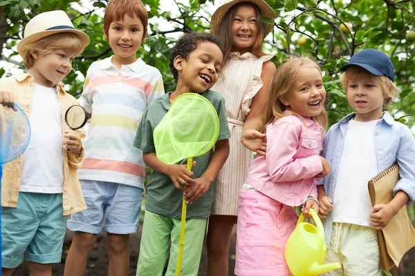 Heureux groupe multi-ethnique d'enfants s'amuser, marcher dans le jardin ou la serre — Photo