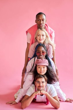 Pembe arka planda izole edilmiş komik çeşitli insanlar.