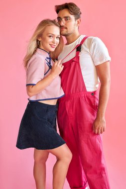 Pembe arka planda izole edilmiş beyaz bir çift.