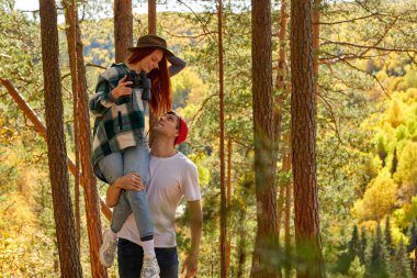 Dağlarda gezen bir çift. Birlikte yürüyün.