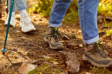 Tanınmayan insanlar yürüyüş botlarıyla dışarı çıkıyorlar.