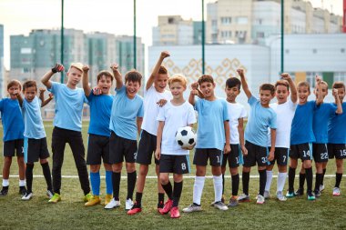 Kendine güvenen genç futbolcuların portresi