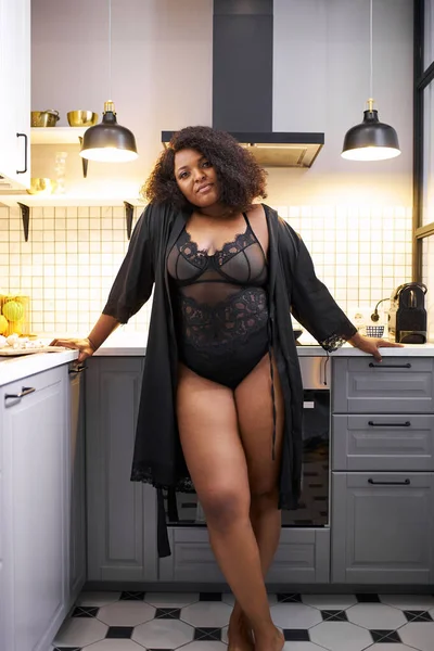 Pulchne Afroamerykanka kobieta czeka na śniadanie w kuchni — Zdjęcie stockowe