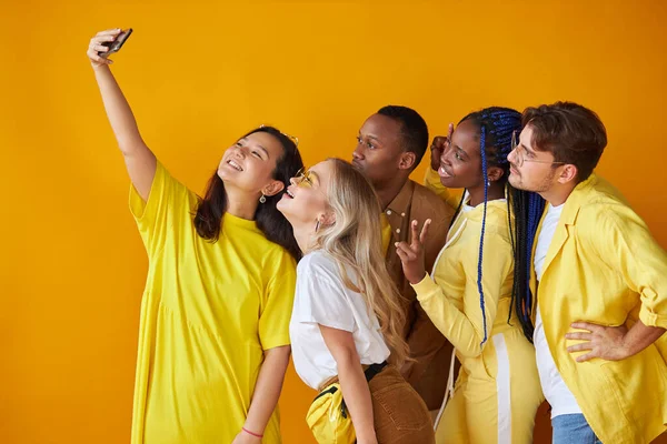 Pozitif Avrupalı, Afrikalı ve Asyalılar akıllı telefondan fotoğraf çekiyorlar — Stok fotoğraf