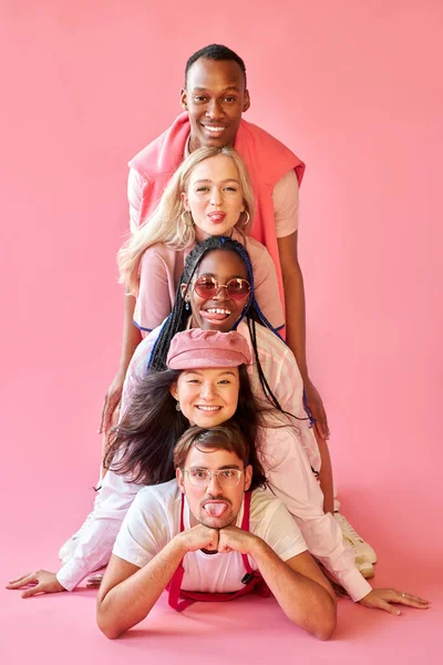 Ενθουσιασμένοι διαφυλετική ομάδα της νεολαίας έχουν τη διασκέδαση, χαμόγελο, γέλιο — Φωτογραφία Αρχείου