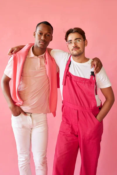 Homens de diferentes raças têm estreita amizade — Fotografia de Stock