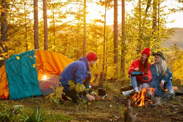 Bella gioventù istituito un campeggio — Foto Stock