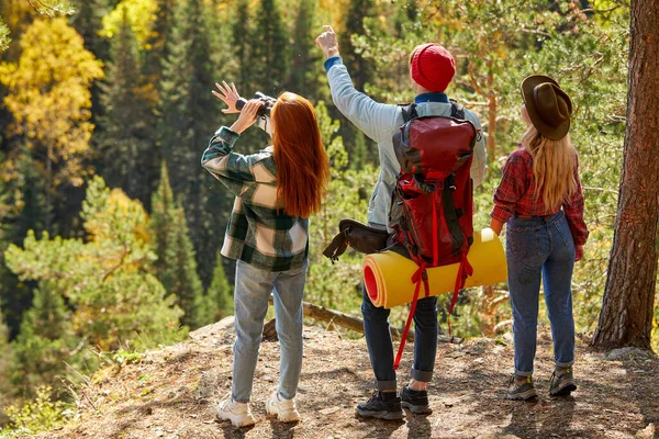 Jovens amigos entusiastas gostam de viajar juntos — Fotografia de Stock