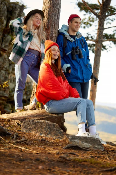 Gruppo di persone sono felici sulle montagne, godere di viaggiare insieme — Foto Stock