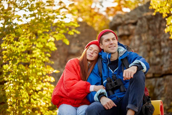 Kaukázusi pár élvezze nyaralás vagy hétvége az erdőben a hegyekben — Stock Fotó