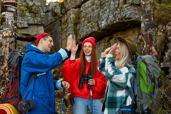 Enthousiaste gelukkige toeristen op bergen of rotsen — Stockfoto