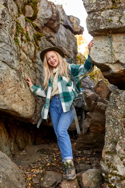 Beautiful caucasian blonde female is travelling alone on mountains — Stock Photo, Image