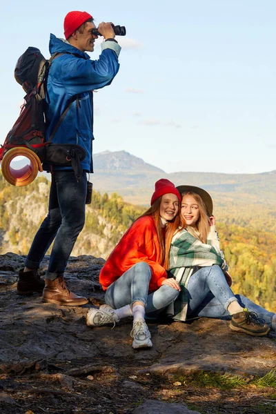 Bir grup insan dağlarda mutlu, birlikte seyahat etmekten zevk alıyorlar. — Stok fotoğraf