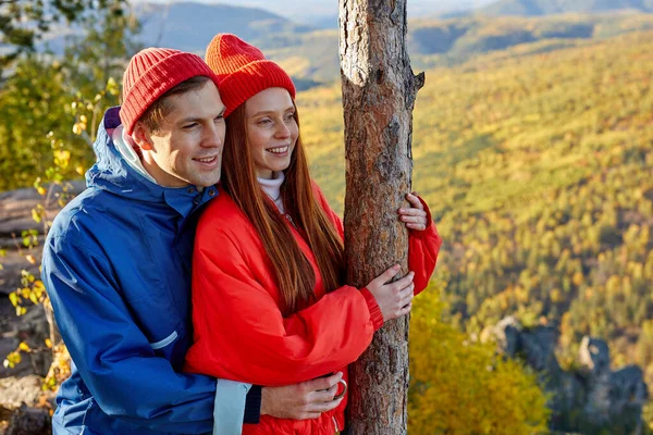 Pár kempování, aktivní romantický pár v lásce cestování a turistiku — Stock fotografie