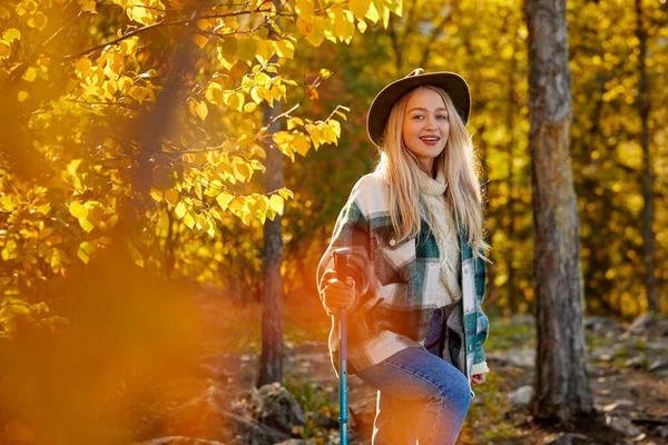 Szczęśliwa biała blondynka cieszy się czasem w lesie — Zdjęcie stockowe