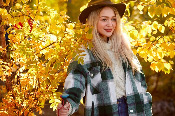 Portret van Kaukasische blonde vrouw in hoed poseren in de buurt bos ras — Stockfoto