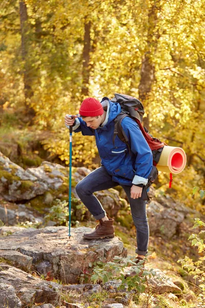 Joven caucásico macho se concentra en escalar montañas — Foto de Stock