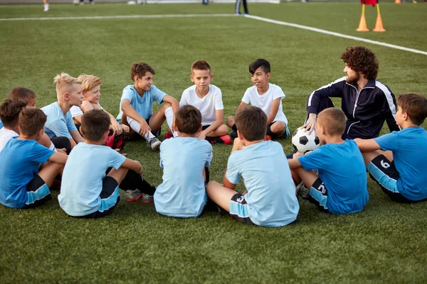 Treinador de futebol confiante ensinar, instruir meninos crianças — Fotografia de Stock