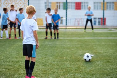 Çocuklar spor müsabakasından önce topla antrenman yapıyor.