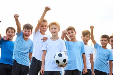 Mutlu futbolcular galibiyeti kutluyor