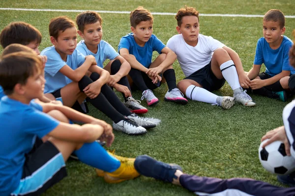 Jovem equipe de meninos esportivos fazer uma pausa durante a competição de futebol — Fotografia de Stock