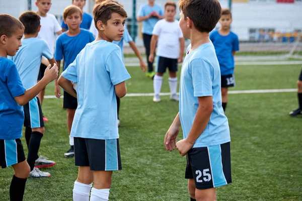 Dois meninos discutir jogo de futebol — Fotografia de Stock