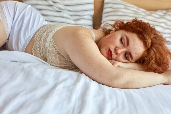 Maravillosa mujer pelirroja calma descansando, durmiendo en casa —  Fotos de Stock