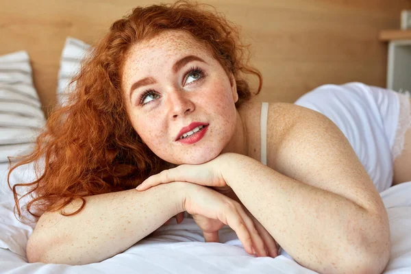 Porträt einer verträumt entspannten molligen Kaukasierin auf dem Bett — Stockfoto