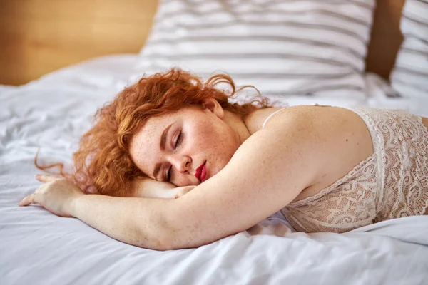 Csodálatos nyugodt vörös hajú nő pihenés, alszik otthon — Stock Fotó