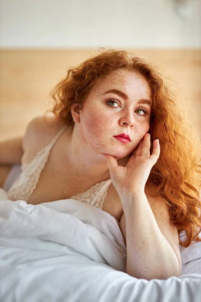 Seria semidesnuda pelirroja gorda mujer tener resto en cama — Foto de Stock