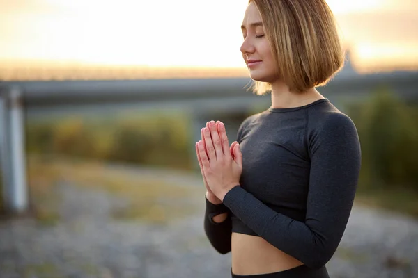 Yoga, Namaste-Konzept. Weibchen meditiert draußen — Stockfoto