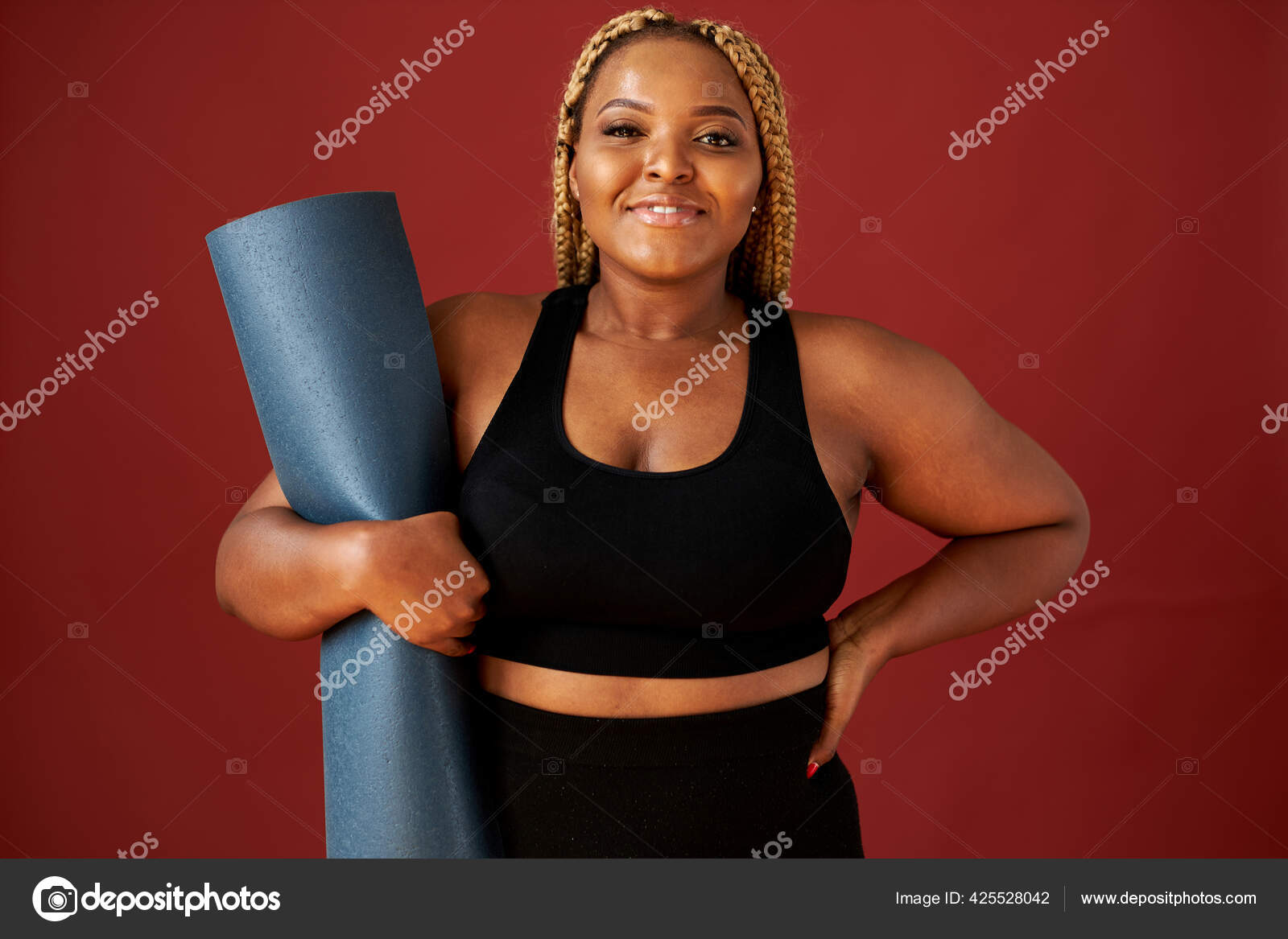 Bela gordinha mulher africana vai fazer exercícios esportivos sozinho  fotos, imagens de © romanchazov27 #425528042
