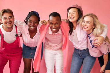 heyecanlı ırklar arası gençlik grubu eğlen, gülümse, gül