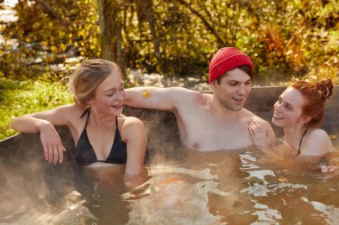 Geleneksel Japon hamamında Kafkas dostları, fıçı-furako