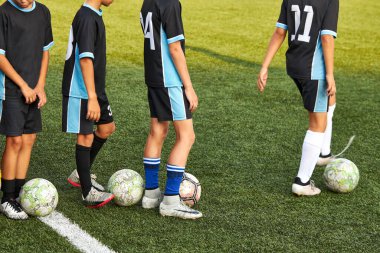 Genç beyaz oyuncular futbol antrenmanında.