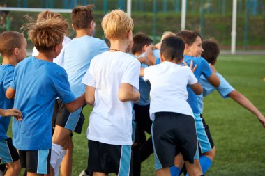 Genç futbolculardan oluşan neşeli bir takımın arka planı