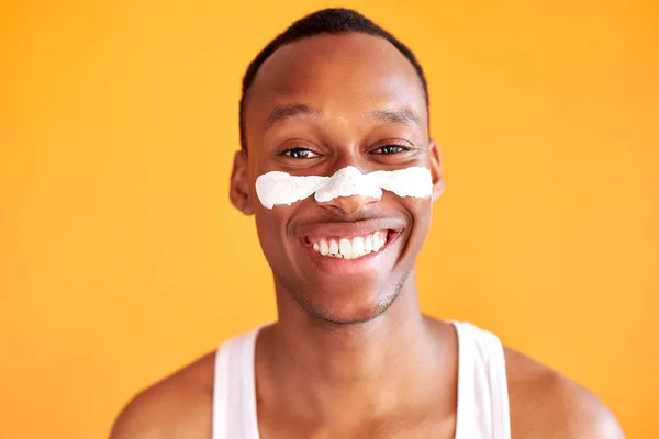 Izgatott afrikai fekete srác alkalmazott maszk blackheads az orron — Stock Fotó
