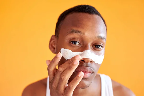 Hombre afroamericano con piel problemática e hiperpigmentación aplicada máscara en su cara — Foto de Stock