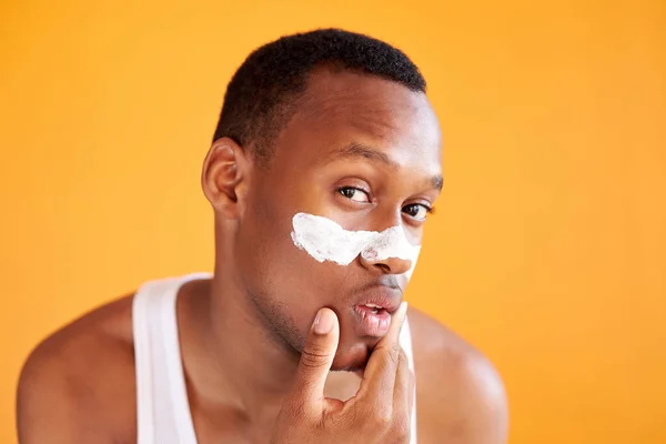 Fiatal afro amerikai férfi alkalmazni maszk orr — Stock Fotó