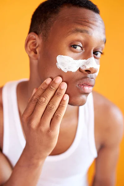 Hombre afroamericano con piel problemática e hiperpigmentación aplicada máscara en su cara — Foto de Stock
