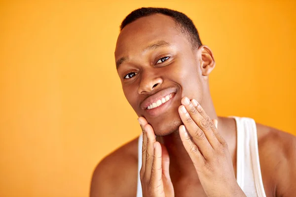 Homme africain heureux touche sa peau douce — Photo