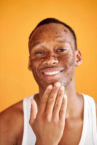 黒人男性は美容化粧剥離顔の皮膚をこすり — ストック写真