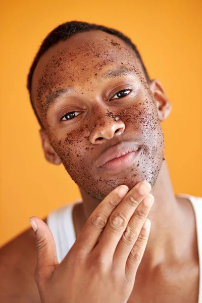 Negro macho obtener belleza cosmética peeling, frotando la piel de la cara — Foto de Stock