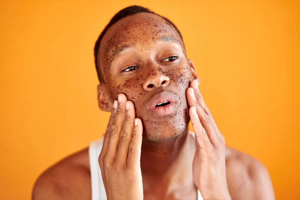 Negro macho obtener belleza cosmética peeling, frotando la piel de la cara — Foto de Stock