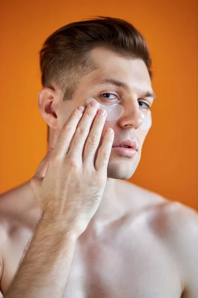 Retrato de chico caucásico guapo con parches transparentes para círculos oscuros bajo los ojos — Foto de Stock